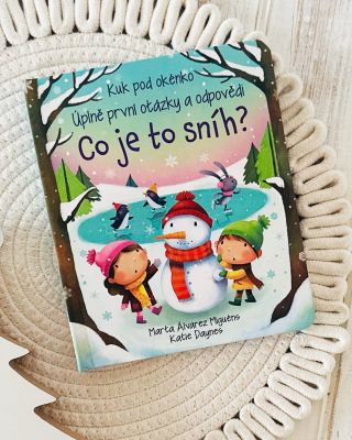 Co myslíte, 𝐝𝐨𝐜̌𝐤𝐚́𝐦𝐞 𝐬𝐞 letos ❄️ ? S knížkou 𝐊𝐮𝐤 𝐩𝐨𝐝 𝐨𝐤𝐞́𝐧𝐤𝐨 – Co je to sníh? zjistíte, kde se bere, proč studí a kam...